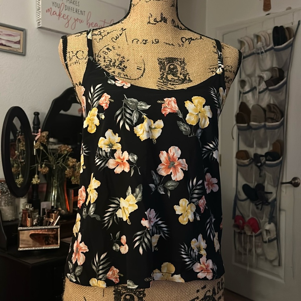 Hollister XS super cute floral top. New with tags